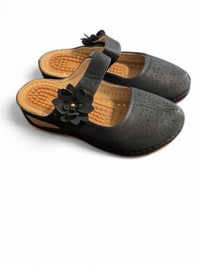 Alicegana Black Floral Accent Comfort Mary Jane Clogs
